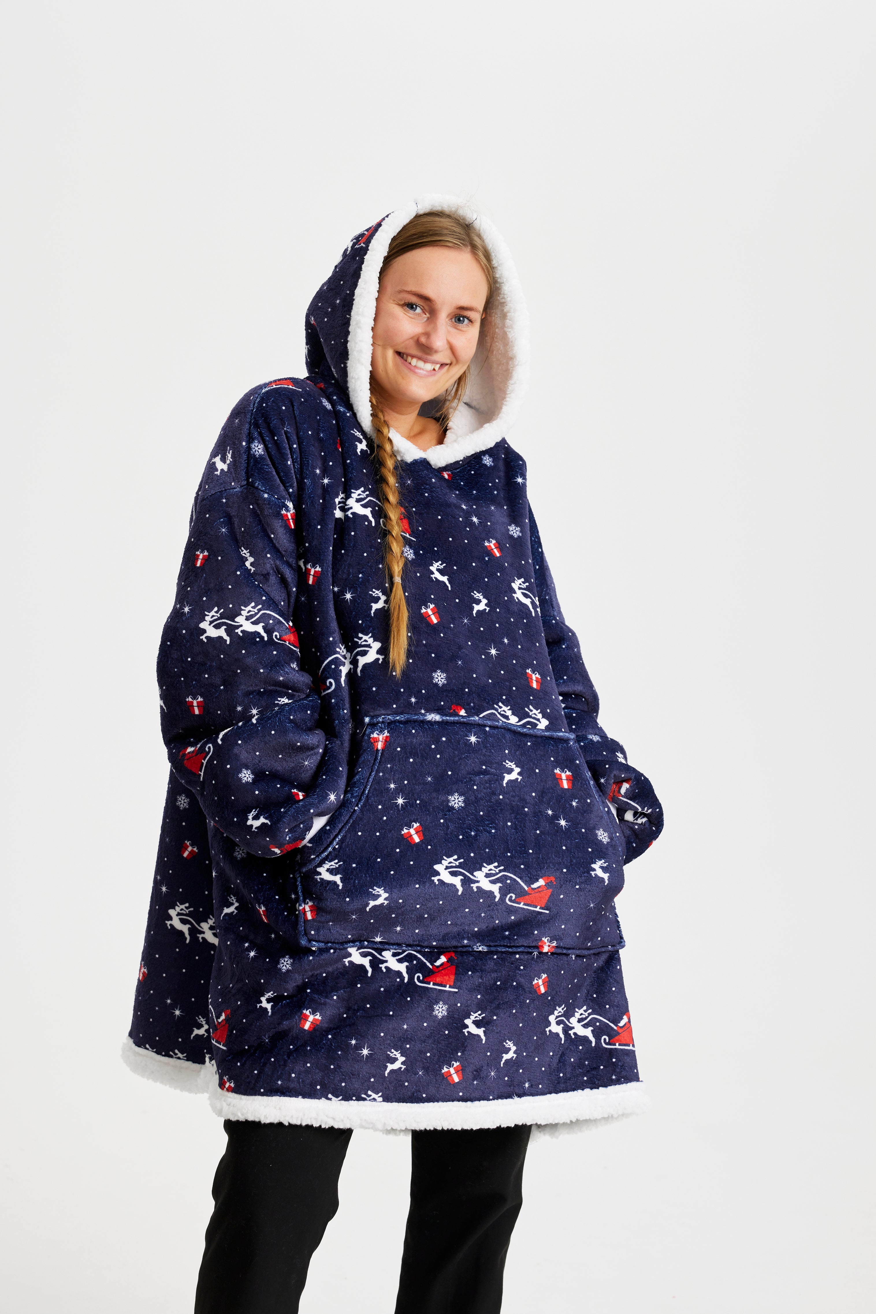Eine Frau mit Kapuze, die einen blauen gemusterten Weihnachts-Kapuzenpullover trägt.